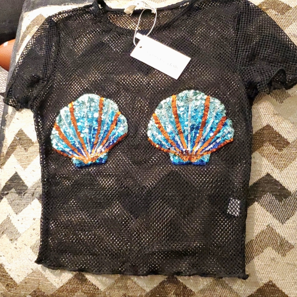 Black net sea shell top.
